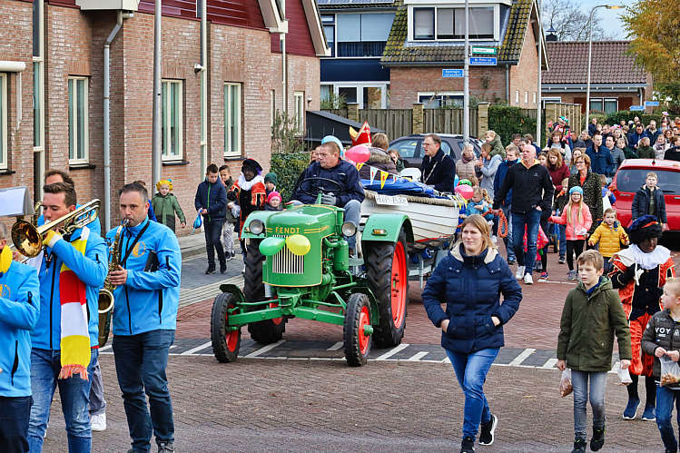 Aankomst van de Sint en zijn Zwarte Pieten in Waarder_052